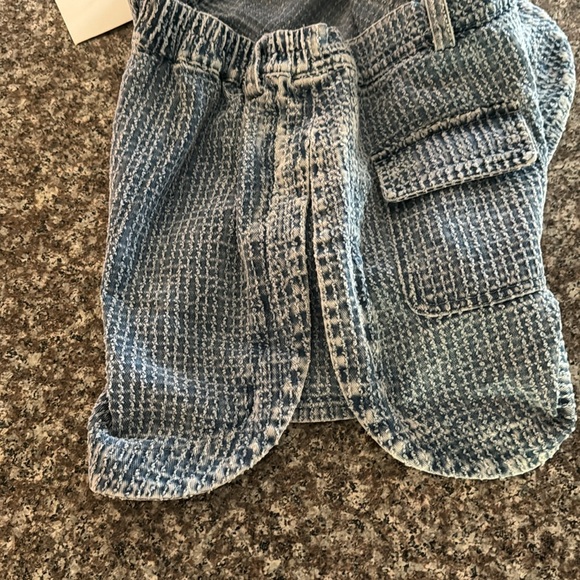 Textured denim shorts! Front pockets, tulip side hem design w/ side slits. - Picture 3 of 9